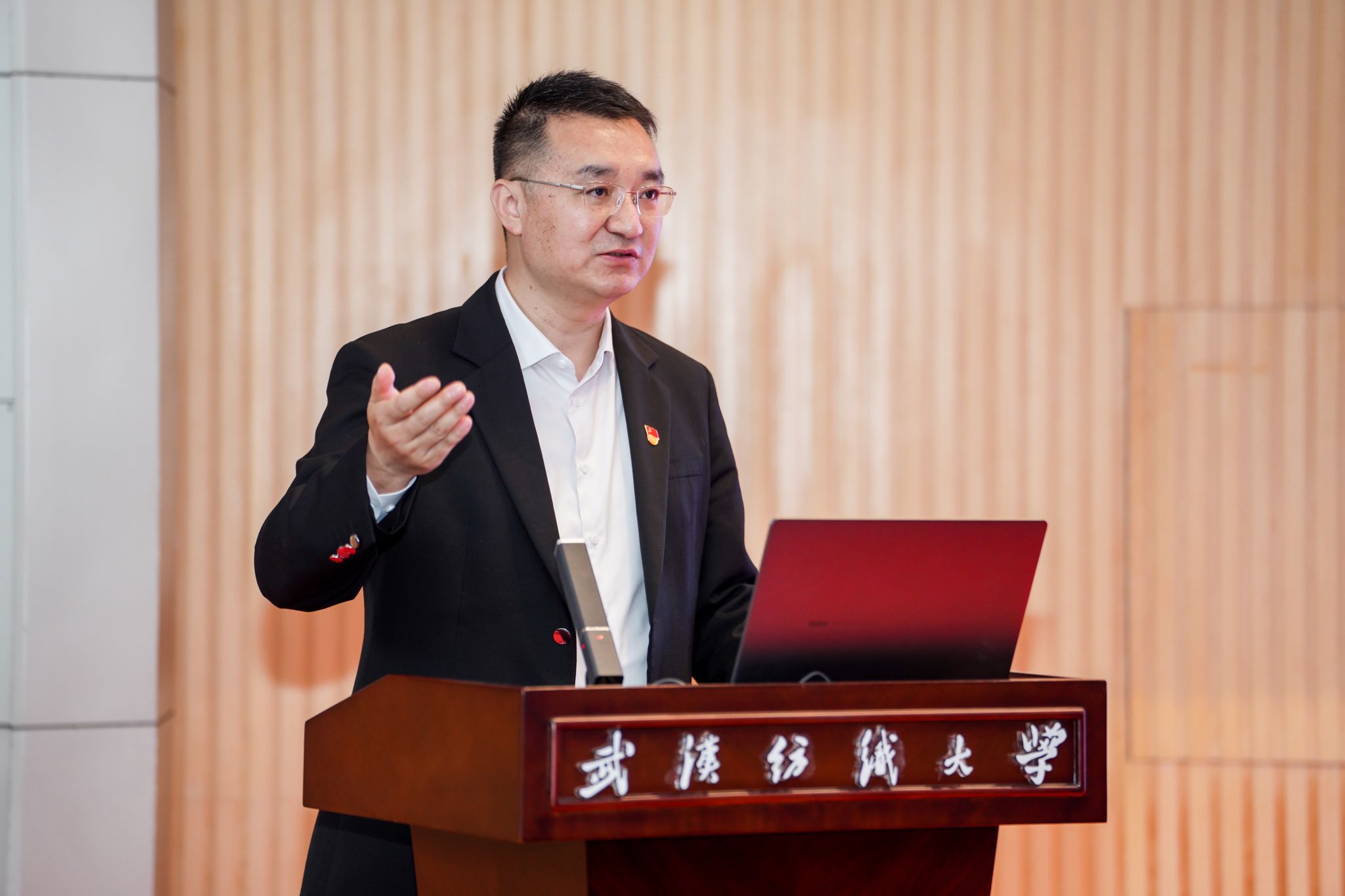 匠心织梦 全国纺织劳模工匠走进纺大，共上一堂思政大课